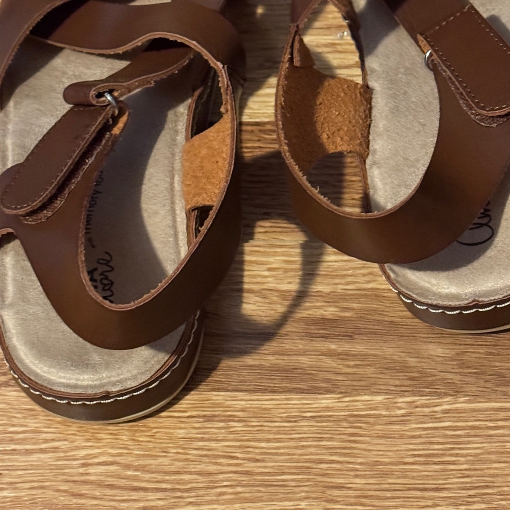 Mi Amore Brown Cross-Strap Sandals - Picture 4 of 6
